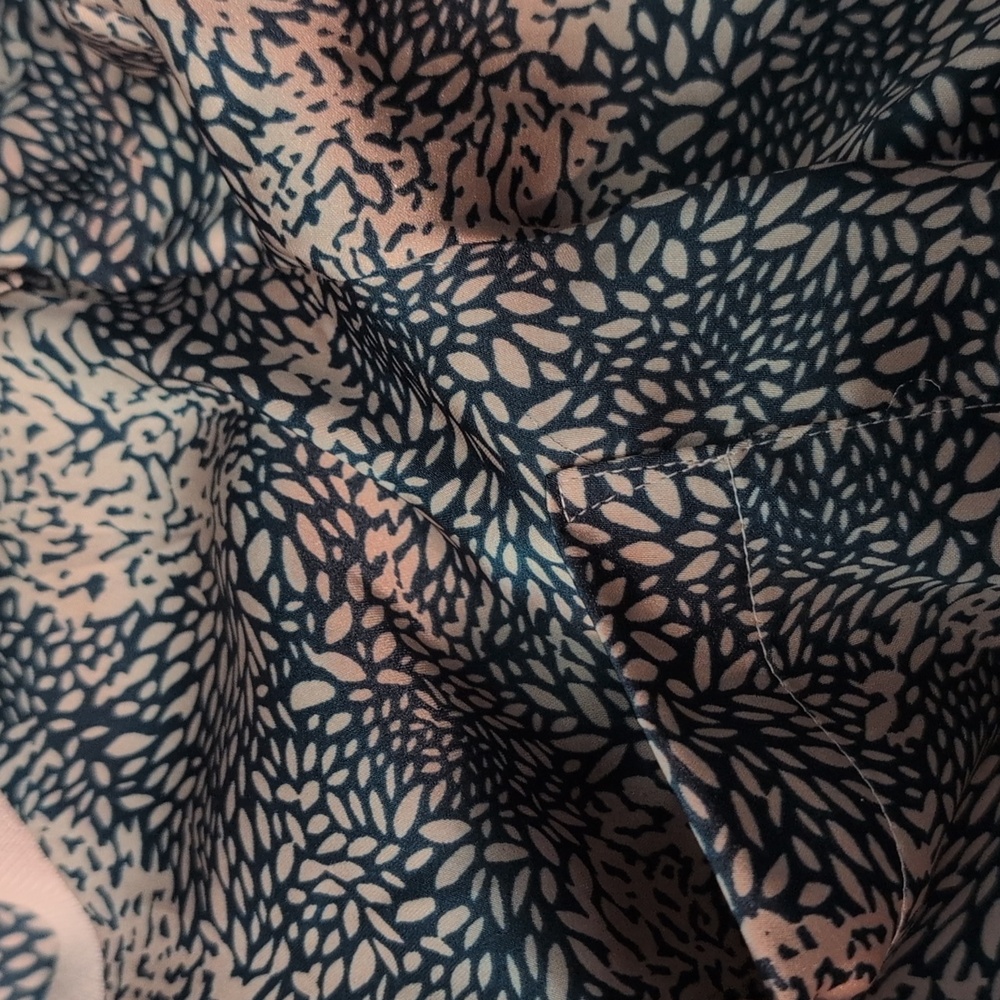DR2 Black and Tan Floral Print Short Sleeve Women's Blouse Size Small - Picture 5 of 6